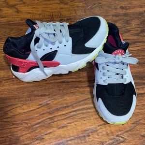 Boys Nike huaraches